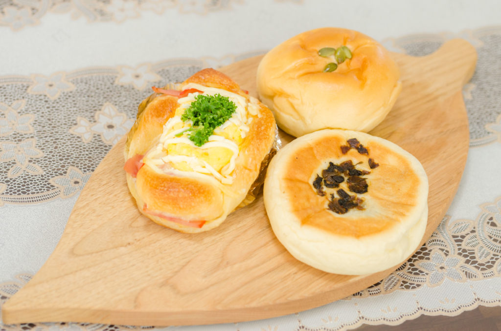 プランタンのハムエッグロールと野沢菜パンとかぼちゃあんパン