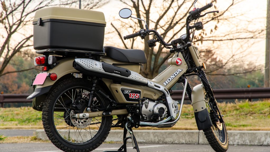 CT125ハンターカブにホンダ純正ビジネスボックスを装着した写真